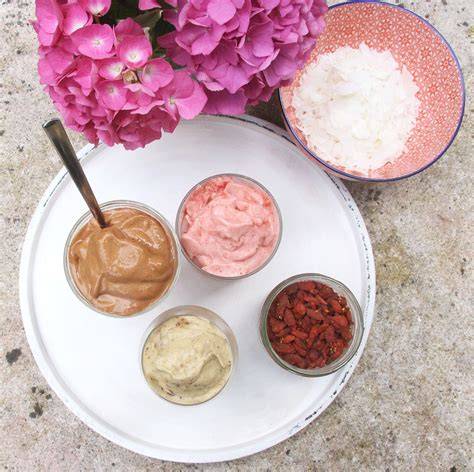 Verschiedene Toppings und Zutaten für veganes, zuckerfreies Eis