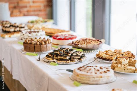 Verschiedene Torten auf einer festlichen Tafel