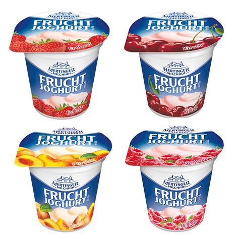 Verschiedene Tortenscheiben mit Frucht, Joghurt und Schokolade auf einer Etagere