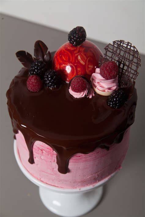 Verschiedene Tortenstile: Naked Cake, Buttercreme-Ombre und Drip-Cake