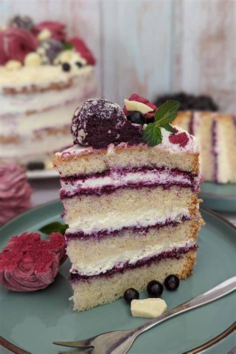 Verschiedene Tortentypen auf einem Tisch (Biskuit, Schokolade, Naked Cake)