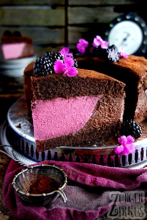 Verschiedene Tortenvariationen: Brombeer-Schokotorte, Schoko-Erdnusstorte