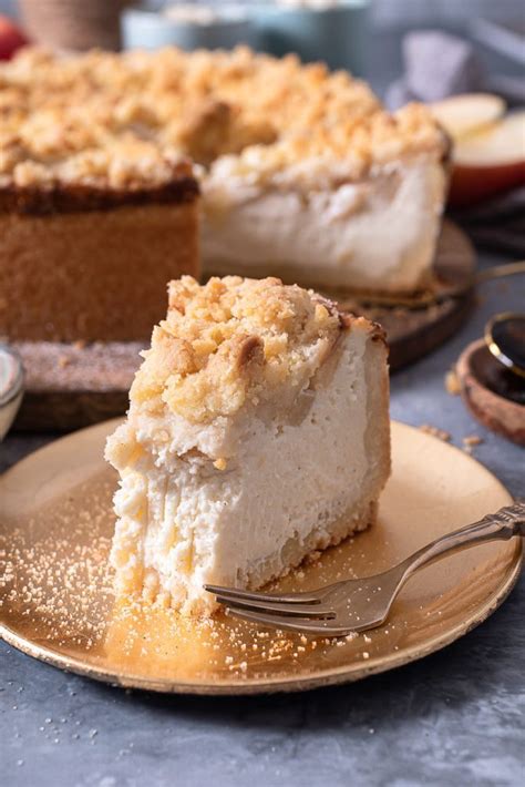 Verschiedene Varianten der Bananen-Schmand-Torte: mit Schokolade, Streuseln und Vanille