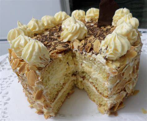 Verschiedene Varianten der Sarah Bernhardt Torte - mit Marzipan, Kaffeecreme und Baiser