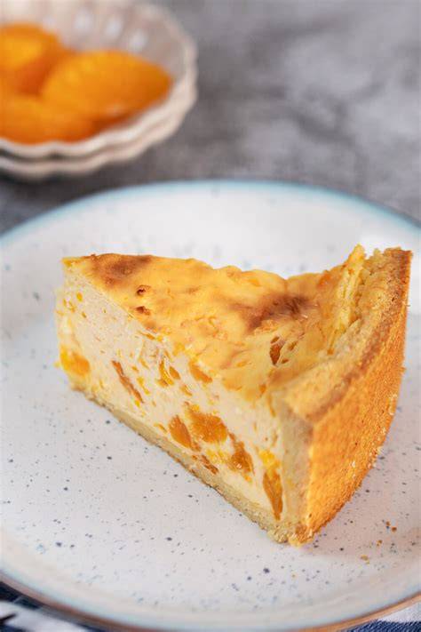 Verschiedene Varianten vom Schmandkuchen: Mit Mandarinen, Kirschen und Beeren