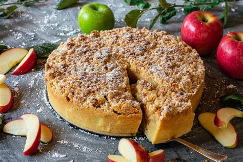Verschiedene Varianten von Apfelkuchen auf einem Buffet
