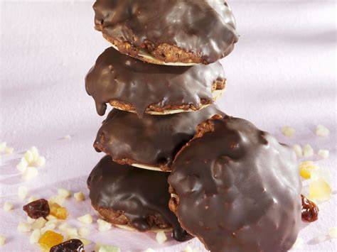Verschiedene Varianten von Elisenlebkuchen mit Nüssen und Glasuren