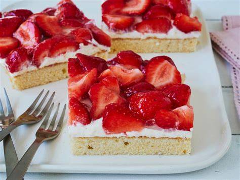 Verschiedene Varianten von Erdbeerkuchen mit Schmand: als Torte, Blechkuchen und Schnitte