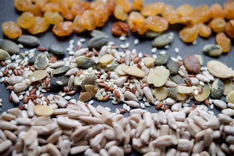 Verschiedene Varianten von Frucht- und Sahnefüllungen in Glasschälchen