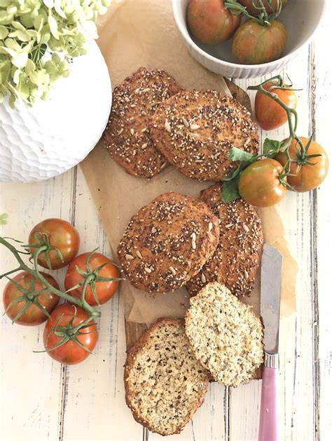 Verschiedene Varianten von Haselnusskeksen: vegan, low carb, klassisch