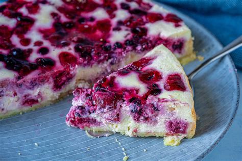 Verschiedene Varianten von Käsekuchen - mit Beeren, mit Nüssen, klassisch und als Mini-Käsekuchen