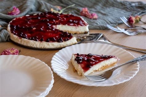 Verschiedene Varianten von Käsekuchen auf einem Holztisch dekoriert