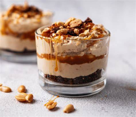 Verschiedene Varianten von Snickers Dessert im Glas
