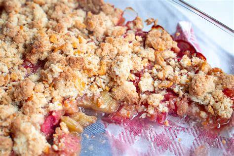 Verschiedene Varianten von Streuseltalern mit frischen Beeren, Rhabarber und knusprigen Streuseln