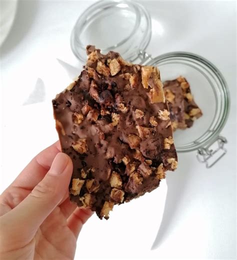 Verschiedene Varianten von Studentenfutter Cookies: mit Schokolade, Karamell und Nüssen