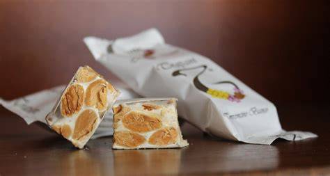 Verschiedene Varianten von Torrone und türkischem Honig