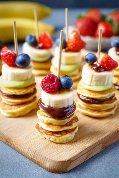 Verschiedene Varianten von Vanillepudding-Desserts mit Obst und Schokolade