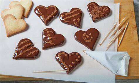 Verschiedene Variationen: Mit Schokolade, Zuckerguss und Nussdekor