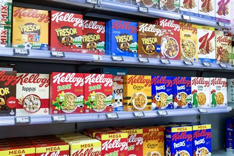 Verschiedene Variationen von Cornflakes Keksen aus aller Welt