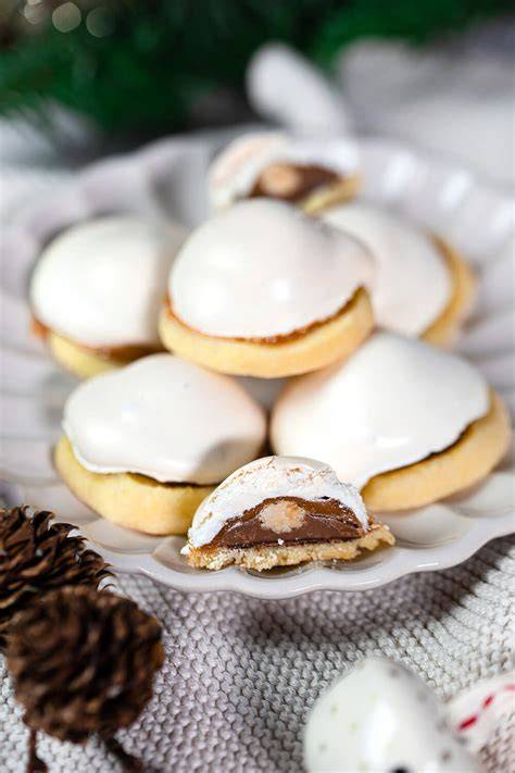 Verschiedene Variationen von Feenküssen mit Toffifee und weißer Schokolade