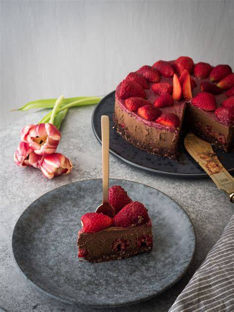 Verschiedene Variationen von No-Bake Schoko-Erdbeer-Kuchen