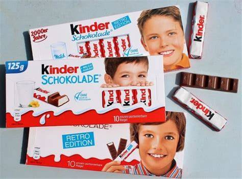 Verschiedene Verpackungsdesigns von Kinderschokolade im Zeitverlauf