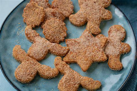 Verschiedene Verzierungsmöglichkeiten für Mandelplätzchen: Schokolade, Zimt, Marmelade