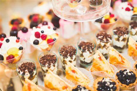 Verschiedene WECK-Gläser in einer Anordnung auf einem Buffet
