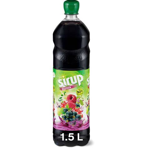 Verschiedene Waffel-Toppings: Sirup, Beeren, Sahne