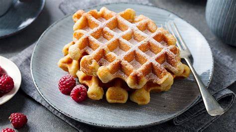Verschiedene Waffelvarianten mit Toppings auf einem Teller