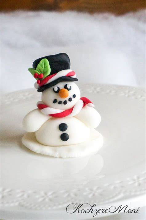 Verschiedene Weihnachtsfiguren und Motive aus Fondant modelliert (Sterne, Tannen, Schneemann)