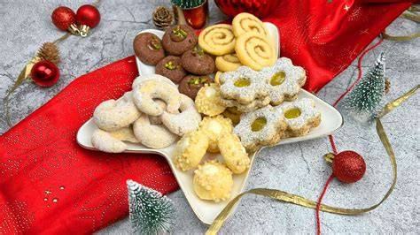 Verschiedene Weihnachtsplätzchen auf dem Tisch