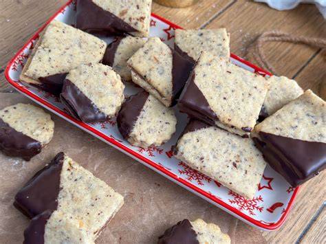 Verschiedene Weihnachtsplätzchen mit Nougat und Haselnüssen