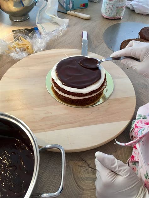 Verschiedene Werkzeuge zur Verarbeitung und Dekoration mit Ganache