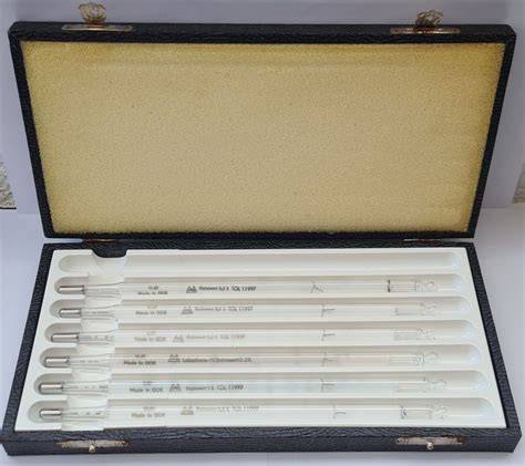 Verschiedene Werkzeugtypen: Pralinengabel, Thermometer, Spritztülle