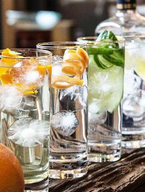 Verschiedene Wodka-Cocktails und Longdrinks