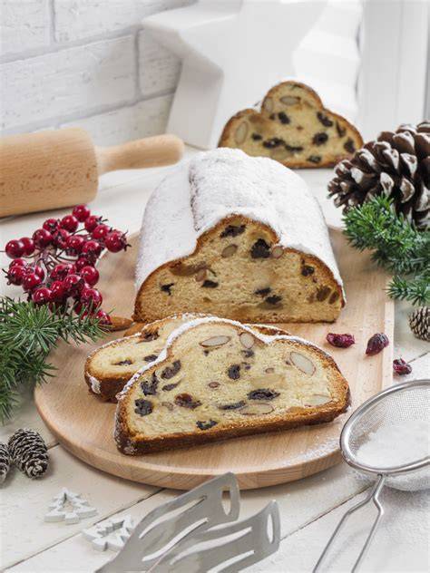 Verschiedene Zutaten für den Kirsch Marzipan Stollen - Teig, Marzipan, Kirschen, Mandeln