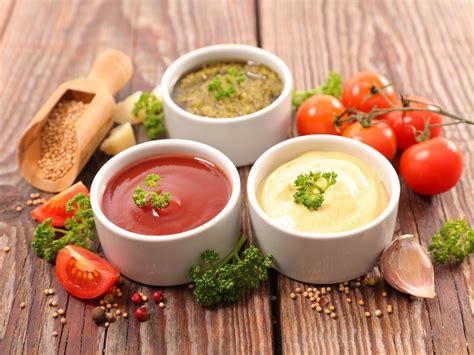 Verschiedene Zutaten für kalorienarme Saucen: Kräuter, Chili, pflanzliche Milch