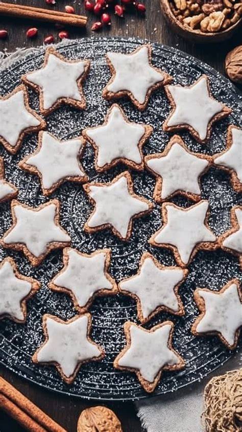 Verschiedene Zutaten für vegane Marzipanplätzchen auf Holztisch