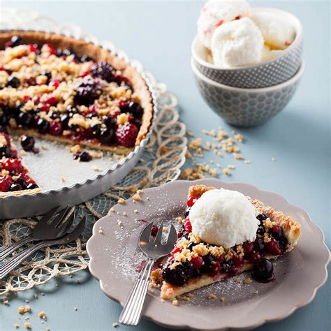 Verschiedene Zwetschgen-Desserts: Crumble, Tarte, Glace