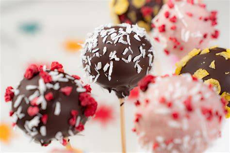 Verschiedene dekorierte Cake-Pops: bunt, schokoladig, thematisch