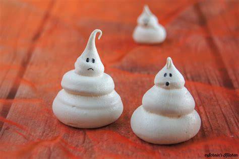 Verschiedene essbare Halloween-Deko: Zuckeraugen, Baiser-Geister, Mini-Kürbisse