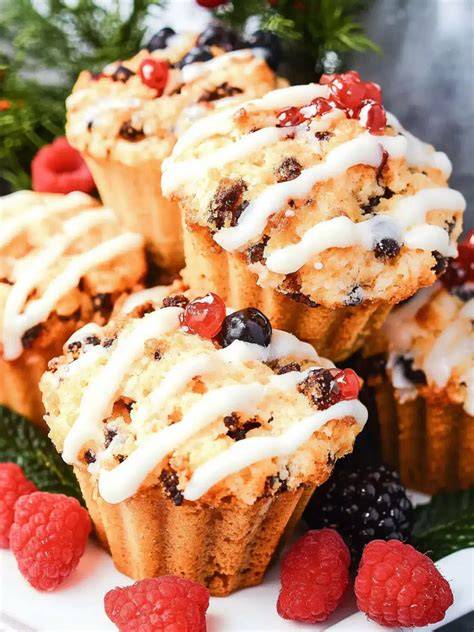 Verschiedene fertige Muffins mit Vanilleglasur und bunter Dekoration