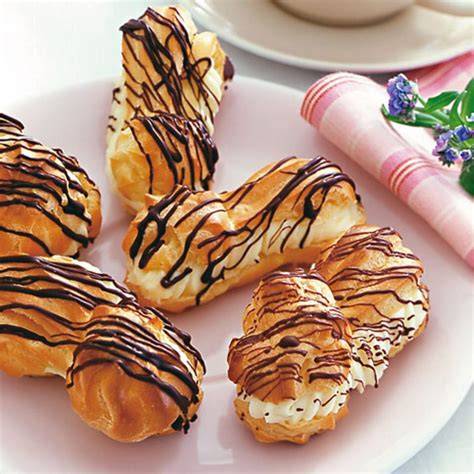 Verschiedene französische Desserts mit Patisseriecreme: Eclairs, Mille-feuilles, Fruchttartelettes