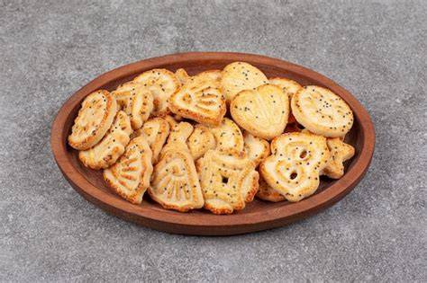 Verschiedene geformte Mandel-Marzipan-Plätzchen auf Teller