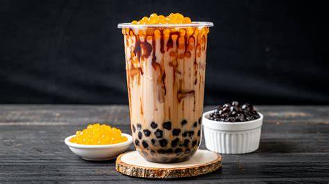 Verschiedene geschmackliche Kombinationen von Bubble Tea mit Schokolade und Früchten
