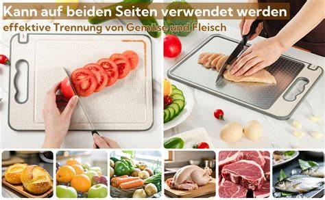 Verschiedene geschnittene Rhabarbersorten auf einem Schneidebrett, daneben Küchengeräte