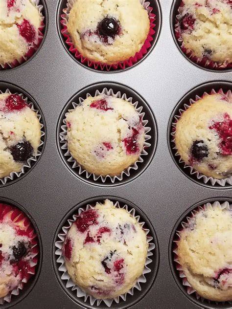 Verschiedene gestapelte Muffins: mit Früchten, Käsekuchen und Streuseln