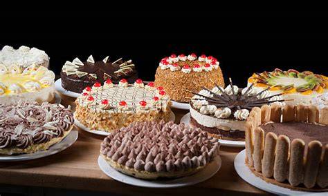 Verschiedene gesunde Kuchen auf einem herbstlichen Tisch