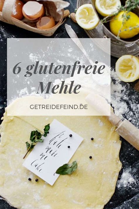 Verschiedene glutenfreie Mehle auf Küchenplatte